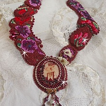 Plastron Art'D Haute-Couture brod&eacute; avec des rocailles de diff&eacute;rentes couleurs et des perles nacr&eacute;es en cristal de Swarovski